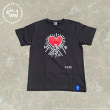 将图片加载到图库查看器，Rainbow Works Keith Haring S/S TEE B (Holding Heart) KH-KH2304