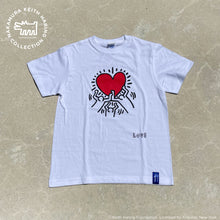 将图片加载到图库查看器，Rainbow Works Keith Haring S/S TEE B (Holding Heart) KH-KH2304