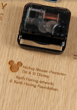 将图片加载到图库查看器，米老鼠 x Keith Haring 挂钟